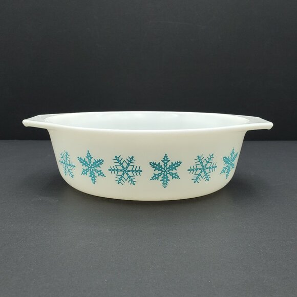 Pyrex Snowflake White 1.5 Qt Oval Casserole Snowflake Turquoise on White Baker - Picture 1 of 9
